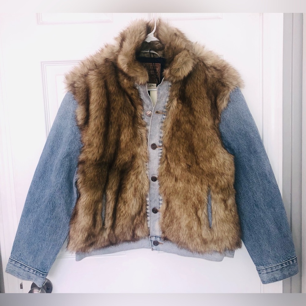 Levi’s jean/faux fur jacket (M)